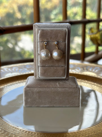 Tahti Baroque pearl stud earring