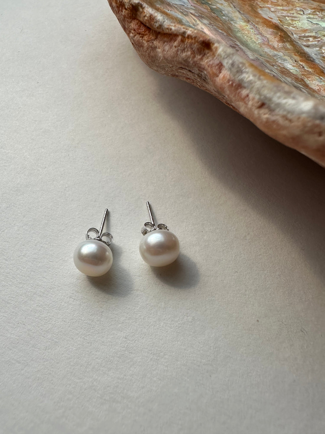 Pearl stud earrings 8mm