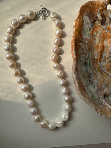 Chunky toggle pearl necklace