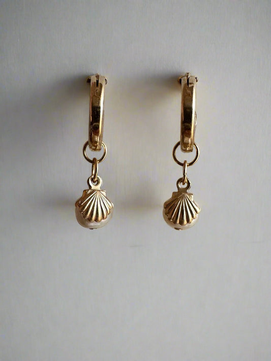 Pearl in clamshell Hoop earrings